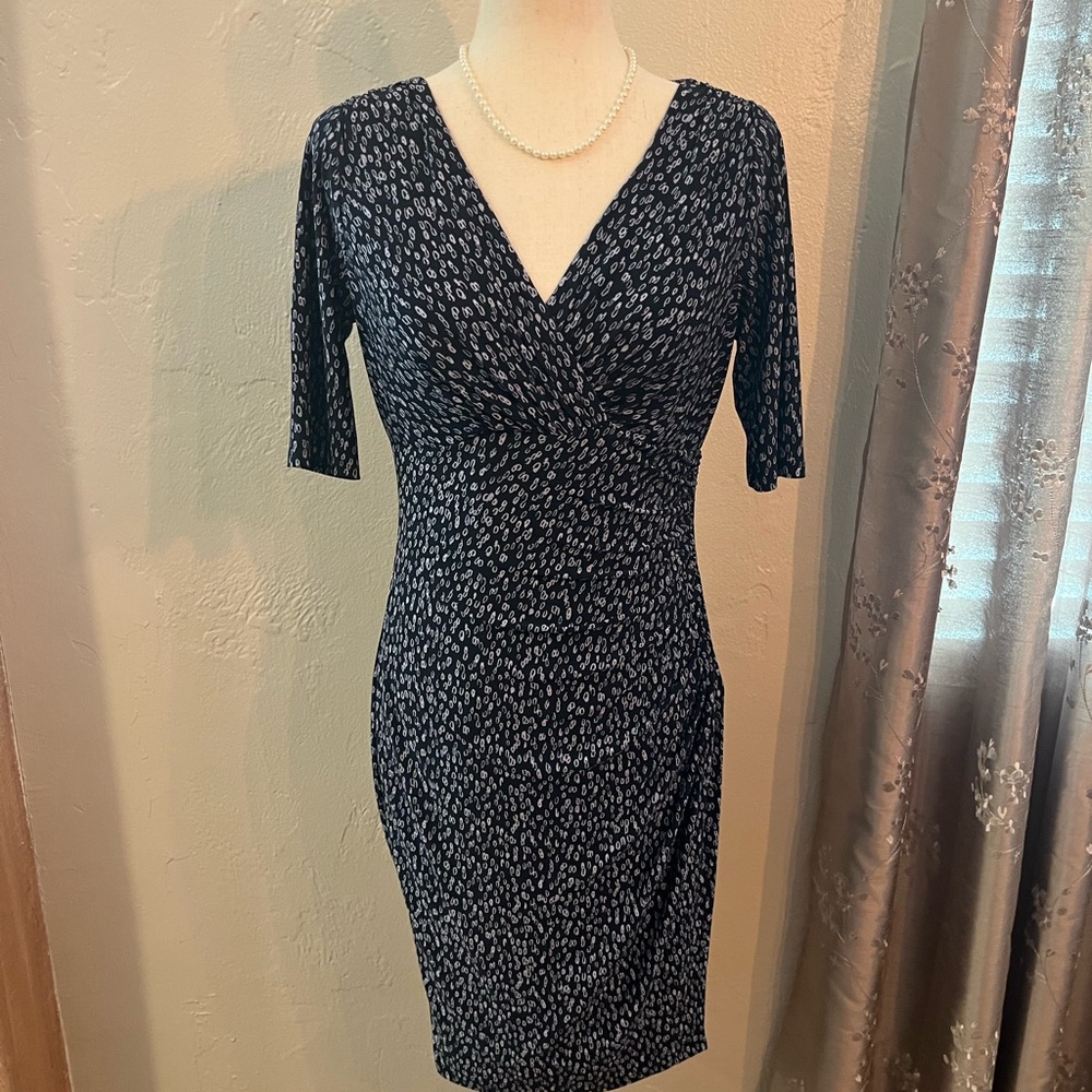 Lauren Ralph Lauren Size 6 Navy Raindrop Pattern V-Neck Ruched Sheath Dress